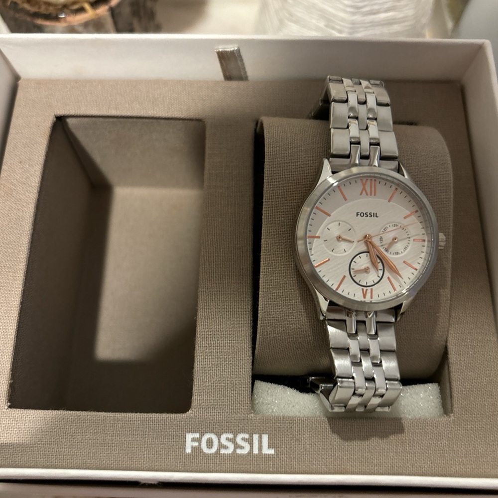 Clearing out❗️Fossil Silver Watch with White and Rose Accents